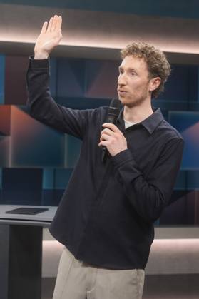Louis Klamroth in der ARD-Talkshow hart aber fair im Studio Adlershof. Berlin, 16.12.2024