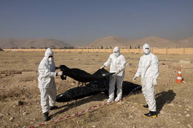 News Bilder der Woche KW51 Bilder des Jahres 2024, News 12 Dezember News Bilder des Tages Mass Grave Found Near Damascus - Syria A new mass grave discovered in Douma, outside of Damascus. Seven bodies were found in bags in the same grave in a military facility in Douma, near Damascus, Syria, on December 17, 2024. in the examination conducted by the White Helmets, it was determined that the bodies bags were written with names and prison numbers. After taked DNA from the bodies, the White Helmet teams took them to the forensic medicine institute for examination. Photo by Ugur Yildirim DIA Images ABACAPRESS.COM Damascus Douma Syria  Copyright: xDIAxImages ABACAx