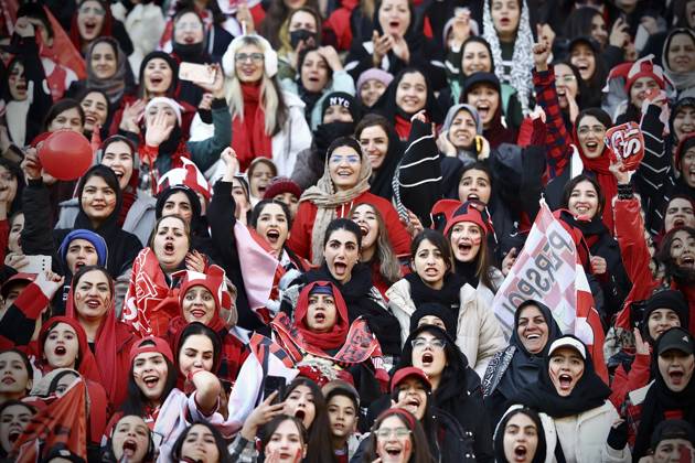 News Bilder der Woche KW51 Bilder des Jahres 2024, News 12 Dezember Iranian women allowed into football stadiums A large crowd of Persepolis supporters, dressed in red, sing and chant together at Naqsh-e Jahan Stadium in Isfahan, Iran, on December 16, 2024. The event is a rare exception, as women are usually banned from attending stadium matches in Iran. Isfahan Isfahan Iran Copyright: xHosseinx