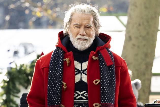 Entertainment Themen der Woche KW51 Bilder des Jahres 2024, Entertainment 12 Dezember Entertainment Bilder des Tages Arnold Schwarzenegger als Weihnachtsmann bei den Dreharbeiten zum Amazon MGM Studios Film The Man with the Bag im Bryant Park. New York, 18.12.2024