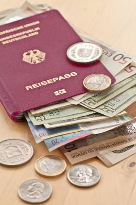 Deutscher Reisepass mit verschiedenen Waehrungen Copyright: xZoonar.com BarbaraxNeveux 5466857