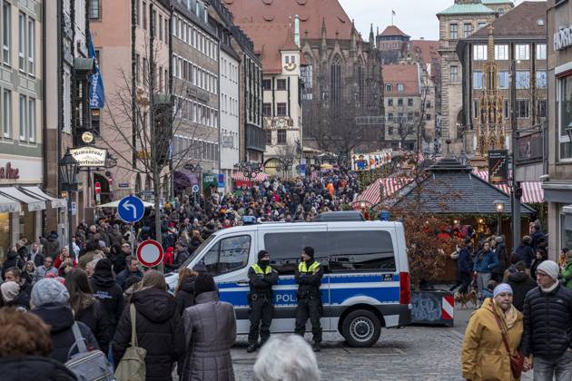 Bilder des Jahres 2024, News 12 Dezember 21.12.2024, Christkindlesmarkt, Nürnberg: Trotz der Amokfahrt am Vorabend in Magdeburg, kamen am Abend erneut zahlreiche Menschen auf den weltberühmten Nürnberger Christkindlesmarkt. An den Eingängen waren mehr sichtbare Polizeifahrzeuge postiert. Christkindlesmarkt 20241221-26