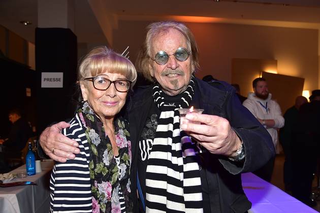 Entertainment Themen der Woche KW51 Bilder des Jahres 2024, Entertainment 12 Dezember Entertainment Bilder des Tages 30 Jahre Weihnachten mit Frank Zander Frank Zander mit Ehefrau Evi Zander zum 30 ten Jubilaeum von Frank Zander, Marcus Zander Weihnachten mit Frank & Familie Estrel Covention Center Berlin, am 21.12.2024