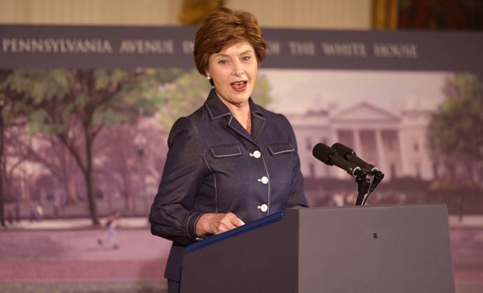 KRT US NEWS STORY SLUGGED: WHITEHOUSE KRT PHOTOGRAPH BY CHUCK KENNEDY KRT (September 8) WASHINGTON, D.C.-- First Lady Laura Bush hosts an event to highlight the planned redesign and beautification of Pennsylvania Avenue in front of the White House, Monday, September 8, 2003. (lde) 2003 WASHINGTON DC USA EDITORIAL USE ONLY Copyright: xx KRT CHUCKxKENNEDYx krtphotoslive097017