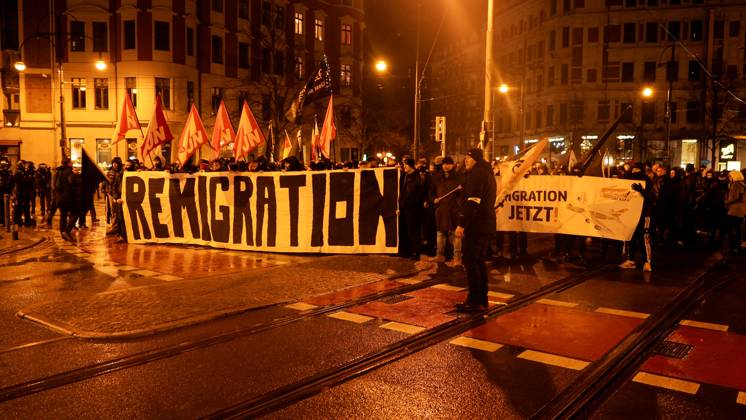 News Bilder der Woche KW51 Bilder des Jahres 2024, News 12 Dezember News Bilder des Tages Verstörende Szenen am Abend aus Magdeburg. Hunderte Rechte nutzen den Anschlag auf dem Weihnachtsmarkt für sich. Auf dem Hasselbachplatz versammelten sich ca. 300 Menschen aus dem Rechten Spektrum. Demonstrieren gegen Gewalt und Ausländer. Manche Anhänger sind vermummt und gewaltbereit. Die Polizei ist mit zahlreichen Beamten und behelmt vor Ort. Die Polizei kesselt die Versammlungsteilnehmer ein, nachdem sie versucht haben, sich in Bewegung zu setzen. Die Beamte sind behelmt, weitere zahlreiche Beamte wurden hinzugezogen. In der Luft kreißt ein Hubschrauber. Die Lage ist angespannt. Mittlerweile sind ca. 500 Rechte anwesend, Sprechchöre gab es gegen die Antifa. Magdeburg Sachsen-Anhalt Deutschland