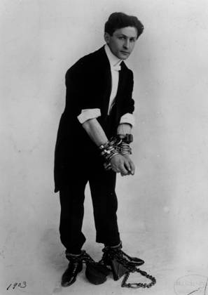KRT US NEWS STORY SLUGGED: HOUIDINI KRT PHOTO FROM MORRIS YOUNG COLLECTION VIA MILWAUKEE JOURNAL SENTINEL (WISCONSIN AND CHICAGO OUT UNTIL 4 22 2004) (April 15) The Houdini Historical Center in magician Harry Houdini s hometown of Appleton, Wisconsin, is stirring up controversy with an exhibit that shows how one of his tricks, called Metamorphosis, is done. (gsb) 2004 USA EDITORIAL USE ONLY Copyright: xx 1004151 MORRISxYOUNGxCOLLECTIONx krtphotoslive127316