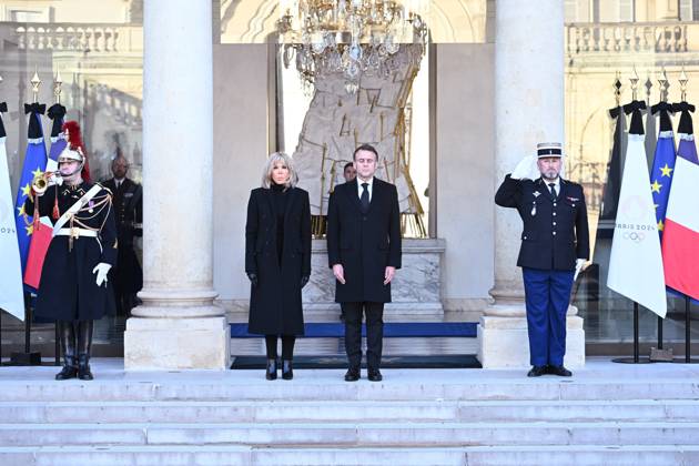 Bilder des Jahres 2024, News 12 Dezember News Themen der Woche KW52 News Bilder des Tages President Emmanuel Macron and his wife Brigitte Macron take part in a minute s silence for the victims of cyclone Chido in Mayotte President Emmanuel Macron and his wife Brigitte Macron take part in a minute s silence for the victims of cyclone Chido in Mayotte on 23 December 2024 Eric Tschaen Pool Bestimage President Emmanuel Macron and his wife Brigitte Macron take part in a minute s silence for the victims of cyclone Chido in Mayotte on 23 December 2024 Paris France  Copyright: xEricxTschaenx xPoolx xBestimagexEricxTschaenx xPoolx xBestimagex