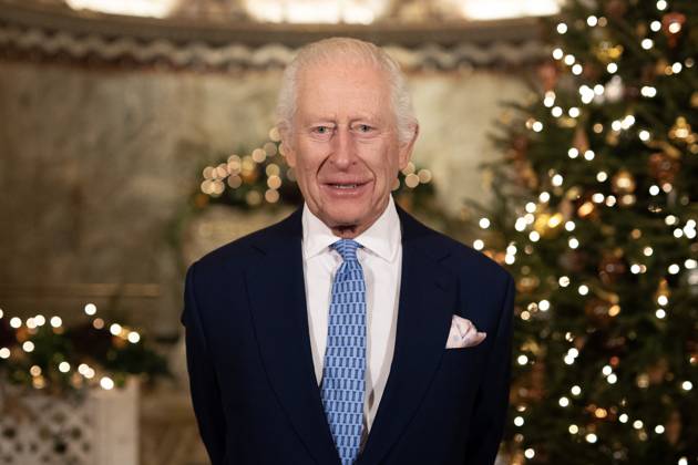 Bilder des Jahres 2024, Entertainment 12 Dezember Entertainment Themen der Woche KW52 Entertainment Bilder des Tages König Charles III. während Weihnachtsansprache in London . 23 12 2024. London, United Kingdom. King Charles III during the recording earlier this month of his Christmas message at the Fitzrovia Chapel in London.  xPoolx xi-Imagesx IIM-25636-0001