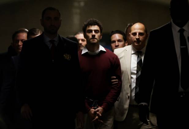 Bilder des Jahres 2024, News 12 Dezember News Themen der Woche KW52 News Bilder des Tages Luigi Mangione arrives in Manhattan Supreme Court for an arraignment on state murder charges for killing UnitedHealthcare CEO Brian Thompson in New York City, on Monday, December 23, 2024. Thompson was shot and killed in midtown Manhattan earlier in the month in an apparent targeted attack as he was about to attend the company s annual investor conference.  NYP20241223104 JOHNxANGELILLO