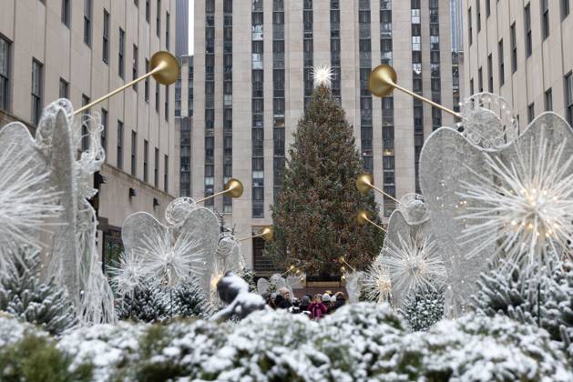 Bilder des Jahres 2024, News 12 Dezember News Themen der Woche KW52 News Bilder des Tages December 24, 2024, New York, New York, USA: Public takes advantage of visiting the Christmas tree at Rockefeller Center in the Snowful Christmas Vespera in New York City. on December 24, 2024. New York USA - ZUMAc233 20241224_zsp_c233_034 Copyright: xVanessaxCarvalhox