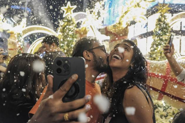 Bilder des Jahres 2024, News 12 Dezember News Themen der Woche KW52 News Bilder des Tages December 24, 2024, Kuala Lumpur, Malaysia: A man kisses his spouse as the artificial snow falls during the Christmas eve celebration at Bukit Bintang. Kuala Lumpur Malaysia - ZUMAs197 20241224_aaa_s197_189 Copyright: xFarisxHadziqx