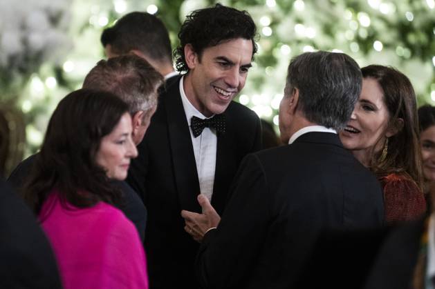 Kennedy Center Honorees UNITED STATES - DECEMBER 4: Sacha Baron Cohen, center, talks with Secretary of State Antony Blinken during the Kennedy Center Honorees reception in the East Room of the White House on Sunday, December 4, 2022. The honorees were George Clooney, Amy Grant, Gladys Knight, Tania Leon, and the band members of U2, Bono, The Edge, Adam Clayton, and Larry Mullen, Jr. (Tom Williams CQ Roll Call) Washington DC United States EDITORIAL USE ONLY Copyright: x2022xCQ-RollxCall,xInc.x TomxWilliamsx rollcallpix149426
