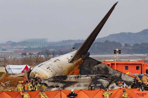 Bilder des Jahres 2024, News 12 Dezember News Themen der Woche KW52 News Bilder des Tages The Muan Airport Plane Crash Is Suspected To Have Been Caused By A Bird Strike Fire authorities search for the missing and recover the deceased at the site of an accident near Muan International Airport in Jeollanam-do, South Korea, on December 29, 2024, where a Jeju Air passenger plane collides during landing. The accident, which claims 176 lives, leaves 3 missing, and sees 2 rescued, is the worst domestic passenger plane crash in history. Muan South Korea  Copyright: xChrisxJungx originalFilename: jung-themuana241229_npxgO.jpg
