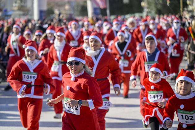 Bilder des Jahres 2024, News 12 Dezember News Themen der Woche KW52 News Bilder des Tages (241230) -- SKOPJE, Dec. 30, 2024 -- People dressed as Santa Clauses run during the traditional Santa race in Skopje, North Macedonia, Dec. 29, 2024. (Photo by Xinhua) NORTH MACEDONIA-SKOPJE-SANTA RACE TomislavxGeorgiev 