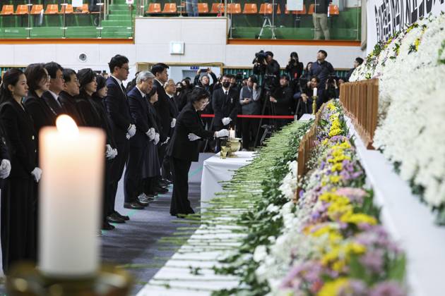 Bilder des Jahres 2024, News 12 Dezember News Bilder des Tages Plane fire in Maun, South Korea Bereaved family members pay tribute at a joint memorial altar for the victims of the Jeju Air aircraft at Muan sports center in Muan, South Korea, 30 December 2024. According to the South Korea National Fire Agency (NFA), a plane carrying 181 people, Jeju Air Flight 7C2216, crashed after skidding off the runway on 29 December, leaving 179 people dead. Maun Korea, Republic Of Copyright: xMatrixxImagesx xKwakxKyung-Keunx 