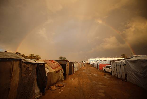 News Themen der Woche KW01 Bilder des Jahres 2024, News 12 Dezember News Bilder des Tages Daily Life In Deir al-Balah A rainbow appears over a makeshift camp in Deir el-Balah in the central Gaza Strip on December 30, 2024, amid the ongoing war between Israel and Hamas. Gaza Palestine  Copyright: xMajdixFathix originalFilename: fathi-notitle241230_npcZS.jpg