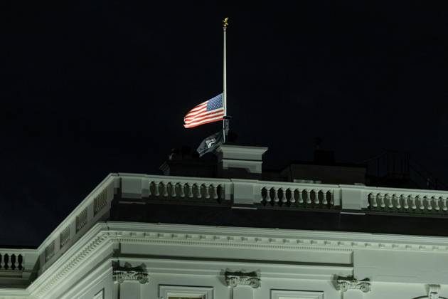 Bilder des Jahres 2024, News 12 Dezember (241230) -- WASHINGTON, Dec. 30, 2024 -- The U.S. flag flies at half-staff at the White House in Washington D.C., the United States, Dec. 29, 2024. Jimmy Carter, who served as the 39th president of the United States from 1977 to 1981, died on Sunday at the age of 100, the Carter Center confirmed. ) U.S-WASHINGTON D.C.-JIMMY CARTER-MOURNING HuxYousong 
