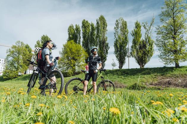 Sport friends standing near cycle at meadow model released, Symbolfoto, OSF02650