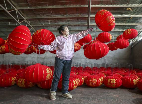 Bilder des Jahres 2024, News 12 Dezember News Bilder des Tages Red Lantern A worker dries red lanterns in Yuncheng city, North China s Shanxi Province, Dec 30, 2024. Yuncheng Shanxi China  Copyright: xCFOTOx i1735558682495