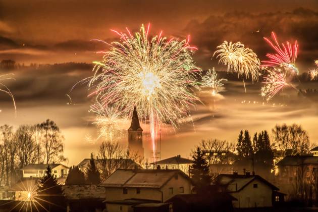 Bilder des Jahres 2025, News 01 Januar News Themen der Woche KW01 Silvester-Feuerwerk über Glonn, nächtlicher Blick bis zu den Alpen, Glonn in Oberbayern, 1. Januar 2025 Deutschland, Glonn, Landkreis Ebersberg, 1. Januar 2025, Silvester-Feuerwerk kurz nach Mitternacht, ein dichter Feinstaub-Nebel liegt über dem Ort, der Kirchturm der katholischen Pfarrkirche St. Johannes ragt aus dem Feuerwerksnebel, Blick bis zu den Alpen, die sich am Horizont schemenhaft abzeichnen, Inversionswetterlage, Oberbayern, Glonn hat ca. 5.300 Einwohner, hohe Feinstaubbelastung, Umwelt, Bayern