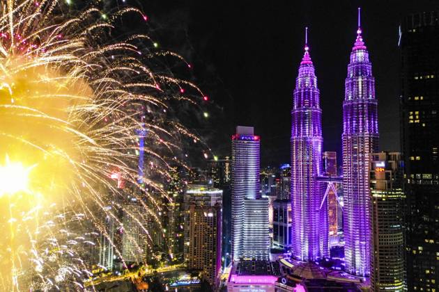 Bilder des Jahres 2025, News 01 Januar News Themen der Woche KW01 News Bilder des Tages (250101) -- KUALA LUMPUR, Jan. 1, 2025 -- An aerial drone photo shows fireworks exploding in the sky in celebration of the New Year in Kuala Lumpur, Malaysia, Jan. 1, 2025. ) MALAYSIA-KUALA LUMPUR-FIREWORKS-NEW YEAR CELEBRATION ChengxYiheng 