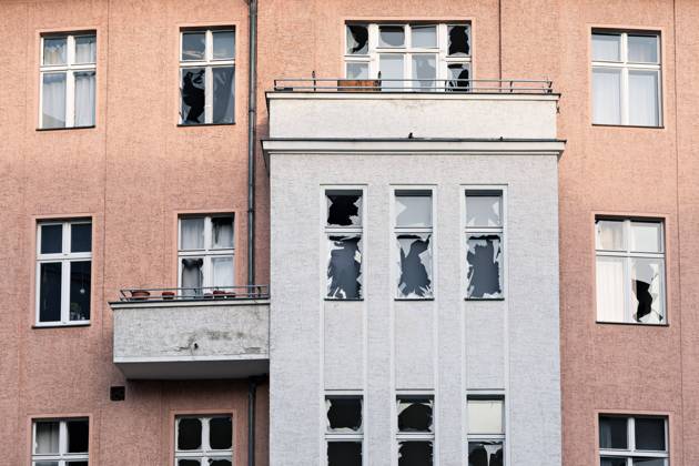 Bilder des Jahres 2025, News 01 Januar News Themen der Woche KW01 News Bilder des Tages 01.01.2025,Neujahr,Berlin,Impressionen vom ersten Tag des Jahres 2025.Zahlreiche Fensterscheiben von Wohnhäusern sind durch Feuerwerkskörper zu Schaden gekommen.Bezirk Schöneberg Hauptstrasse Belziger Strasse Vorbergstrasse