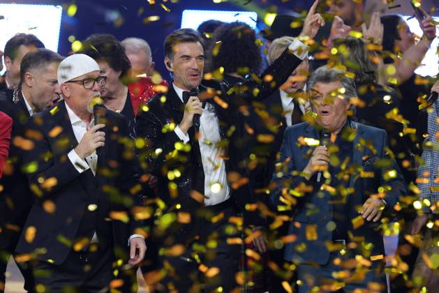 Bilder des Jahres 2025, Entertainment 01 Januar Entertainment Themen der Woche KW01 Silvester-Schlagerboom 2025 Die Wunderlichtershow Florian Silbereisen verabschiedet sich vom Publikum. Silvester-Schlagerboom 2025 live mit Florian Silbereisen am 31. Dezember 2024 in der Basketballarena des FC Bayern München, BMW Park München.