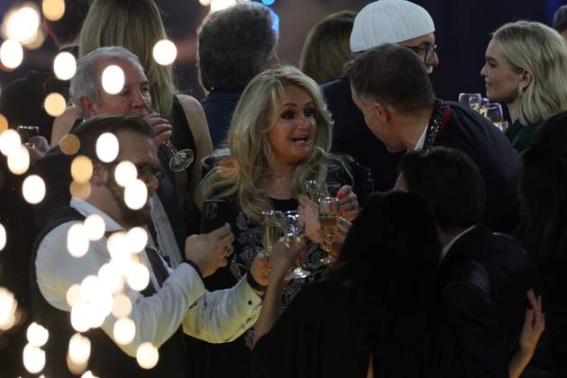 Silvester-Schlagerboom 2025 Die Wunderlichtershow Bonnie Tyler. Silvester-Schlagerboom 2025 live mit Florian Silbereisen am 31. Dezember 2024 in der Basketballarena des FC Bayern München, BMW Park München.