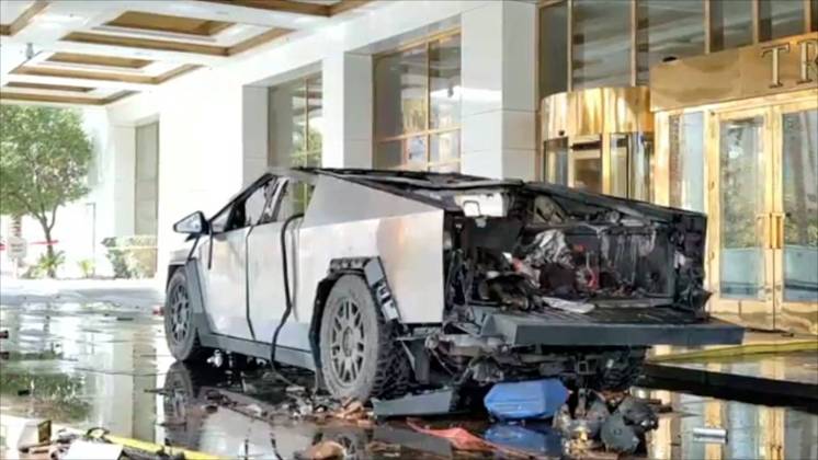 Bilder des Jahres 2025, News 01 Januar News Themen der Woche KW01 News Bilder des Tages RECORD DATE NOT STATED 266490.jpg A Tesla Cybertruck exploded in flames outside the Trump International Hotel Las Vegas on Wednesday (January 1), killing the driver and injuring seven others. The Las Vegas Metropolitan Police Department released footage showed the moment of the explosion with charred gasoline canisters and firework mortars in the bed of the badly burned truck. Authorities believe fireworks, gas tanks, and camping fuel were connected to a detonation system controlled by the driver in the Tesla Cybertruck that exploded outside the Hotel in Las Vegas Wednesday morning. (LAS VEGAS METROPOLITAN POLICE DEPARTMENT HANDOUT VIA EYEPRESS) EDITORIAL USE ONLY  Copyright: xx 266490 x eyepress125316