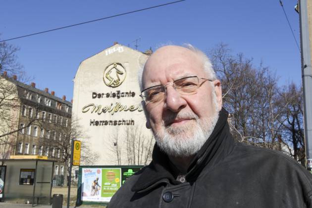 08.03.2011, Deutschland, Sachsen, Dresden, Porträt von Frank R. Müller, Dipl.-Ing. Elektrotechnik, Lichttechnik, ehemalige Inhaber der Dresdner Firma Neon-Müller, hier fotografiert vor dem Wohnhaus auf der Hechtstraße 4 im Hechtviertel mit der Lichtwerbung Der elegante Meißner Herrenschuh