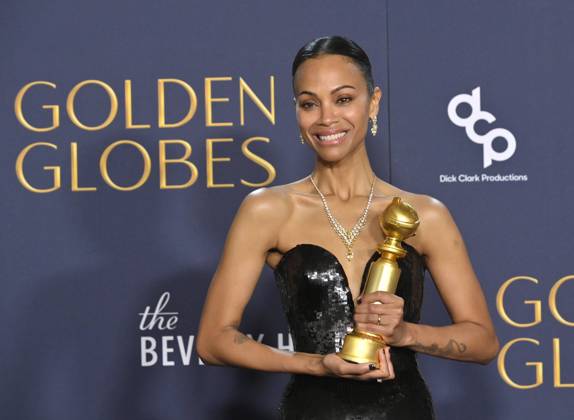 Bilder des Jahres 2025, Entertainment 01 Januar Entertainment Themen der Woche KW01 Entertainment Bilder des Tages Zoe Saldana, winner of Best Performance by a Female Actor in a Supporting Role In Any Motion Picture for Emilia Pérez appears backstage during the 82nd annual Golden Globe Awards at the Beverly Hilton Hotel in Beverly Hills, California on Sunday, January 5, 2025.  LAP20250105480 JIMxRUYMEN