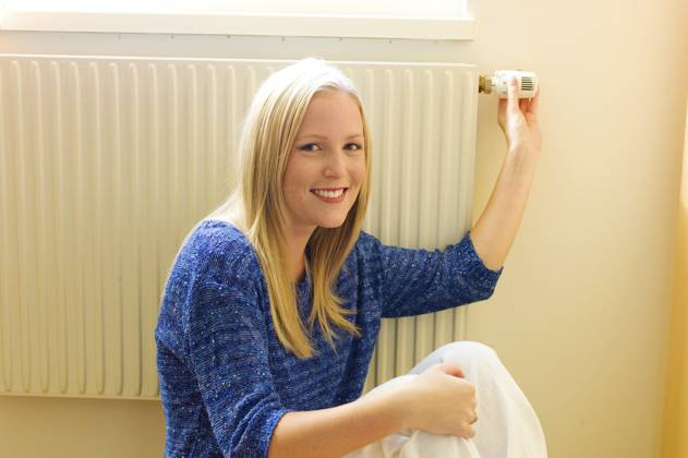 Eine junge Frau sitzt im Winter vor einem Heizkörper. Austria A young woman sits in front of a radiator in winter. Austria Copyright: imageBROKER ErwinxWodicka ibxiqx12057998.jpg ,model released, Symbolfoto ,property released