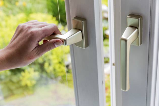 Eine Frau öffnet ein Fenster zum Lüften der Wohnung. Frische Luft im Zimmer Austria A woman opens a window to air the flat. Fresh air in the room Austria Copyright: imageBROKER ErwinxWodicka ibxiqx12062635
