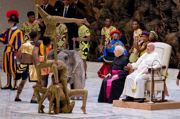 Bilder des Jahres 2025, Entertainment 01 Januar Entertainment Themen der Woche KW02 News Bilder des Tages Pope Francis Leads His Weekly General Audience In The Paul VI Hall Pope Francis observes artists performing for the African circus CircAfrica, which features a fake elephant, during the weekly general audience in the Paul VI hall at the Vatican on January 8, 2025. Vatican City Vatican  Copyright: xMassimoxValicchiax originalFilename: valicchia-notitle250108_npivk.jpg