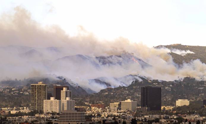 Bilder des Jahres 2025, News 01 Januar News Themen der Woche KW02 January 08, 2025 - Los Angeles, California, USA - The Palisades Fire in Pacific Palisades as seen from the Baldwin Hills Scenic Overlook some 24 hours after the start of the fire. According to the LAFD, the fire now encompasses more than 5,000 acres. Numerous injuries have been reported, and an estimated 1,000 structures have been lost to date. Los Angeles USA - ZUMAce6_ 20250108_zaf_ce6_001 Copyright: xBrianxCahnx