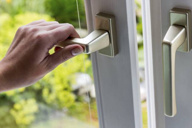 Eine Frau öffnet ein Fenster zum Lüften der Wohnung. Frische Luft im Zimmer Austria A woman opens a window to air the flat. Fresh air in the room Austria Copyright: imageBROKER ErwinxWodicka ibxiqx12071277