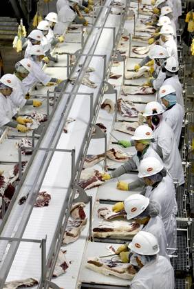 Tyson Foods helped create the meat crisis it now warns against Workers trim beef at the Tyson Fresh Meats plant in Dakota City, Neb. in 2012. (Keith Myers Kansas City Star TNS) DAKOTA CITY NE USA EDITORIAL USE ONLY Copyright: xx 1649253 KeithxMyersx krtphotoslive886427
