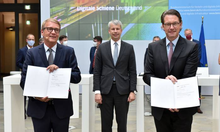 V.l.: Ronald Pofalla ( Vorstand Infrastruktur Deutsche Bahn), Steffen Bilger ( Parl. Staatssekretaer BMVI), Andres Scheuer ( Bundesverkehrsminister) bei der Unterzeichnung des Vorzeigeprojekts Digitale Schiene_Stuttgart wird der erste digitalisierte Bahnknoten in Deutschland , sowie Unterzeichnung einer Rahmenfinanzierungsvereinbarung zwischen Bund und Bahn, im Bundesministerium fuer Verkehr in Berlin, Berlin Germany