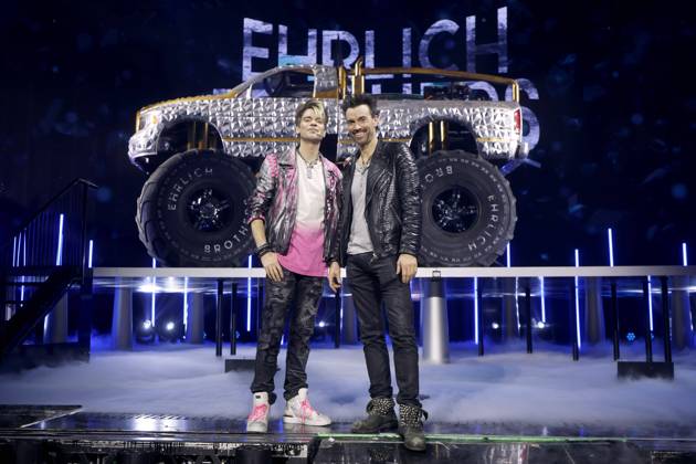 Bilder des Jahres 2025, Entertainment 01 Januar Entertainment Themen der Woche KW02 Entertainment Bilder des Tages Die Zauberkünstler Christian Ehrlich (l) und Andreas Ehrlich, bekannt als die Ehrlich Brothers, posieren vor einem Monster Truck im Rahmen ihrer Show Diamonds - Die besten Illusionen aus 10 Jahren in der Lanxess-Arena. Köln, 11.01.2025 NRW Deutschland Copyright: xChristophxHardtx