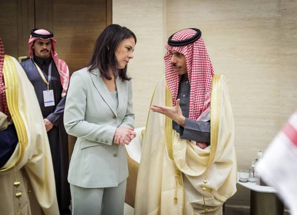 Bilder des Jahres 2025, News 01 Januar News Themen der Woche KW02 News Bilder des Tages Annalena Baerbock (Buendnis 90 Die Gruenen), Bundesaussenministerin, aufgenommen in Riad im Rahmen ihrer Teilnahme am Treffen der AussenministerInnen im erweiterten Aqaba-Format zu Syrien. Hier mit dem Aussenminister von Saudi-Arabien, Faisal bin Farhan Al Saud. Fotografiert im Auftrag des Auswaertigen Amtes Riad Saudi Arabien Copyright: xThomasxKoehler AAx