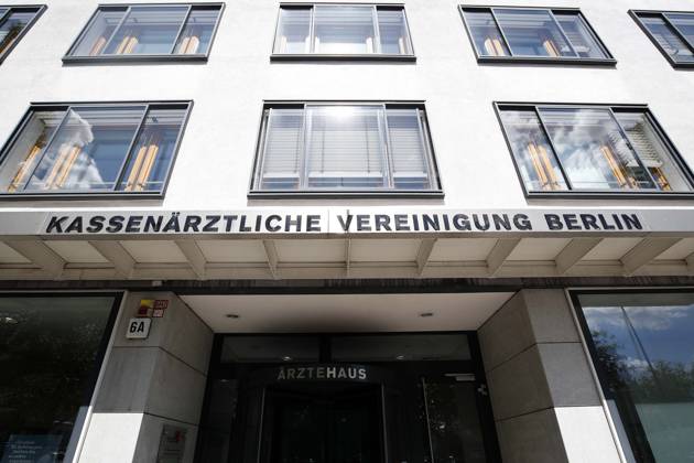 PK der Kassenaertzlichen Vereinigung Berlin mit Gesundheitssenatorin Dilek Kolat im haus der KV in berlin, Thema: 116117 – die bundesweite Telefonnummer des Aerztlichen Bereitschaftsdienst Berlin Deutschland, Germany