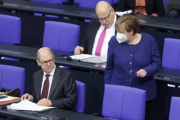 Bundesfinanzminister Olaf Scholz, SPD, Bundeskanzlerin Angela Merkel, Wirtschaftsminister Peter Altmaier, CDU, in der 197. Sitzung des Deutscher Bundestag, Haushaltberatungen, Mund-Nasen-Maske von TechniSat, Berlin Deutschland, Germany
