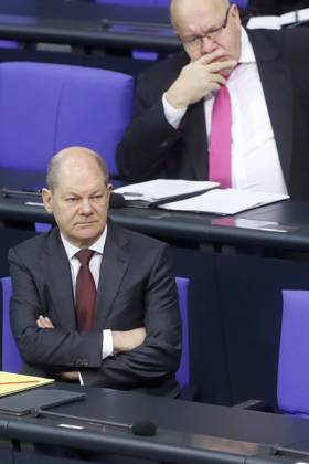 Bundesfinanzminister Olaf Scholz, SPD, Wirtschaftsminister Peter Altmaier, CDU, in der 197. Sitzung des Deutscher Bundestag, Haushaltberatungen, Mund-Nasen-Maske von TechniSat, Berlin Deutschland, Germany
