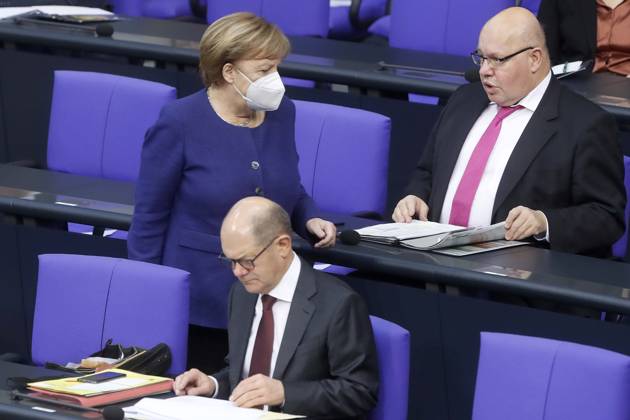 Bundesfinanzminister Olaf Scholz, SPD, Bundeskanzlerin Angela Merkel, Wirtschaftsminister Peter Altmaier, CDU, in der 197. Sitzung des Deutscher Bundestag, Haushaltberatungen, Mund-Nasen-Maske von TechniSat, Berlin Deutschland, Germany