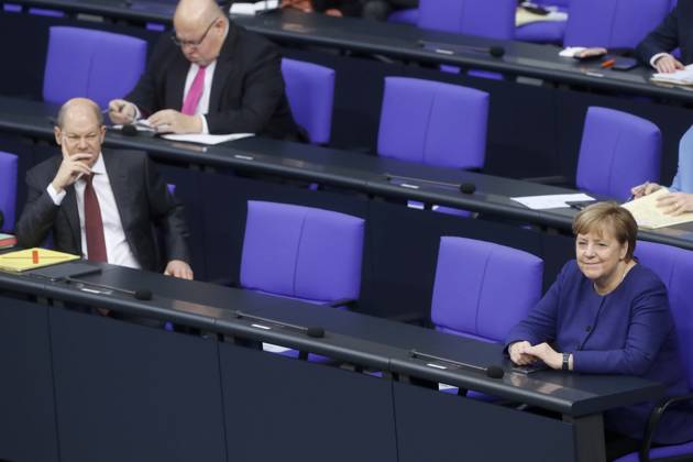 Bundesfinanzminister Olaf Scholz, SPD, Bundeskanzlerin Angela Merkel, Wirtschaftsminister Peter Altmaier, CDU, in der 197. Sitzung des Deutscher Bundestag, Haushaltberatungen, Mund-Nasen-Maske von TechniSat, Berlin Deutschland, Germany