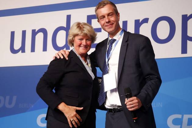 Stefan Evers, Generalsekretaer, verabschiedet Monika Gruetters, noch-Landesvorsitzende, aus dem Amt mit Geschenk, Vase, auf dem 44. Landesparteitag der Berliner CDU in Berlin, Berlin Deutschland, Germany