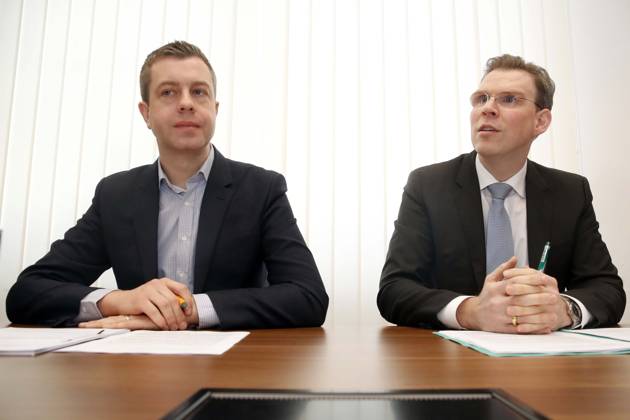 Stefan Evers, Generalsekretaer, und Florian Graf, Fraktionsvorsitzender, in der PK CDU Fraktion Berlin zum Gutachten des Senat zum Flughafen Berlin-Tegel, Paetow-Gutachten, Berlin Deutschland, Germany