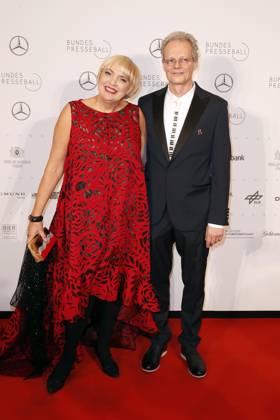 Claudia Roth, Gruene, und Martin Paul, Ton, Steine, Scherben-Musiker, beim 65. Bundespresseball in Berlin, im Kleid von Talbot Runhof, Berlin Deutschland, Germany