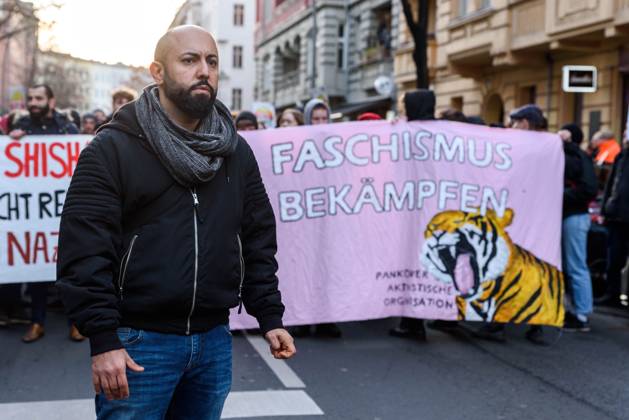 Ferat Kocak, Mehrere hunderte Menschen demonstrieren gegen die letzten Nazi-Anschläge in Neukölln ab Hermannplatz in Berlin. In die letzten Tagen waren mehreren Geschäfte mit Hakenkreuz bemalt und seit mehreren Jahren finden Angriff statt. Berlin Deutschland, Germany
