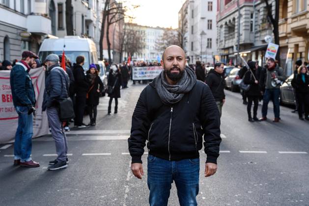 Ferat Kocak, Mehrere hunderte Menschen demonstrieren gegen die letzten Nazi-Anschläge in Neukölln ab Hermannplatz in Berlin. In die letzten Tagen waren mehreren Geschäfte mit Hakenkreuz bemalt und seit mehreren Jahren finden Angriff statt. Berlin Deutschland, Germany
